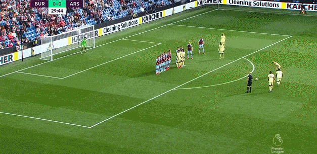 梅西捧起美职联冠军奖杯时，站在一旁的穆勒露出了最真挚的笑容