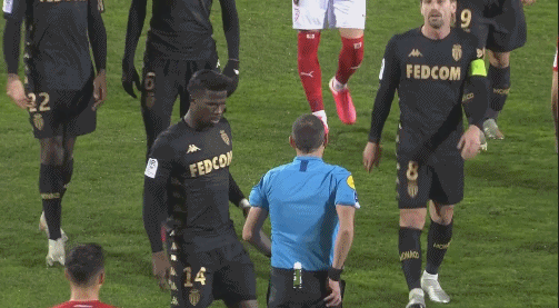 詹姆斯助攻队友完成精彩扣篮